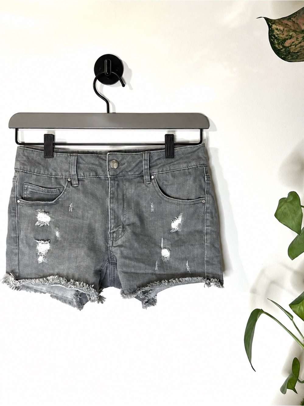 Harlow by Boathouse Gabriela Low Rise Distressed Denim Shorts Women’s Size 27